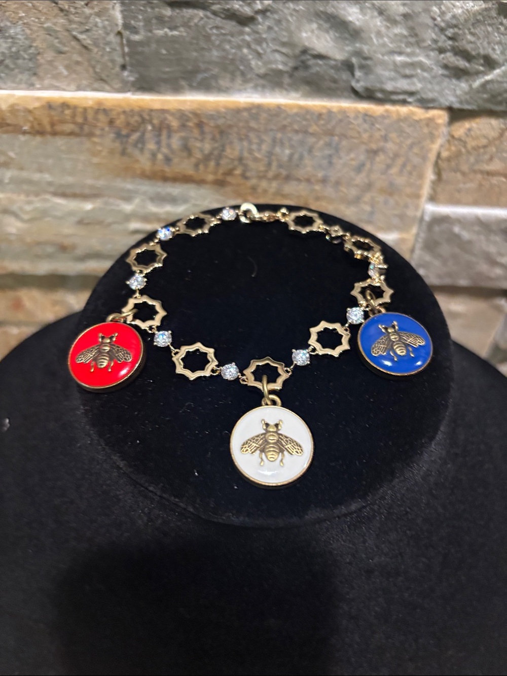 Celebrate 250 yrs with this Bee Charm Bracelet with Red, White & Blue GG charms